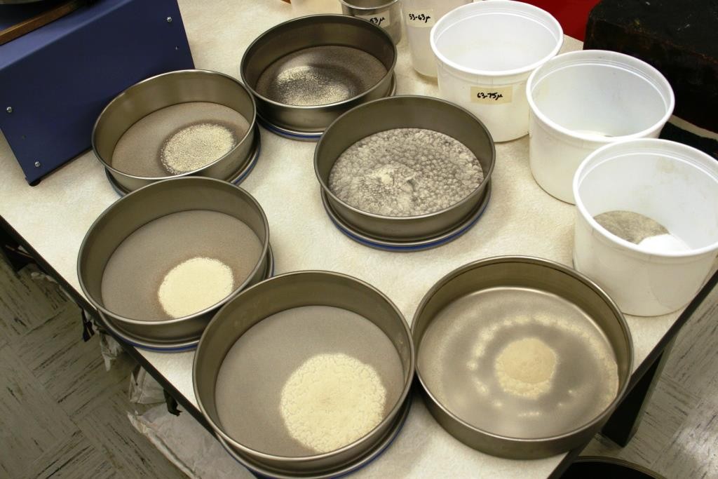Sand sieving to measure the size distribution