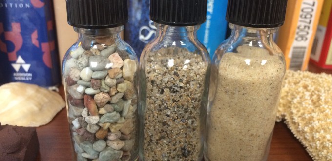 Sand grains, like planets, tell us the dynamics of their environment
